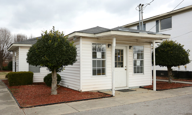 Channing Apartments West in Huntsville, AL - Foto de edificio - Building Photo