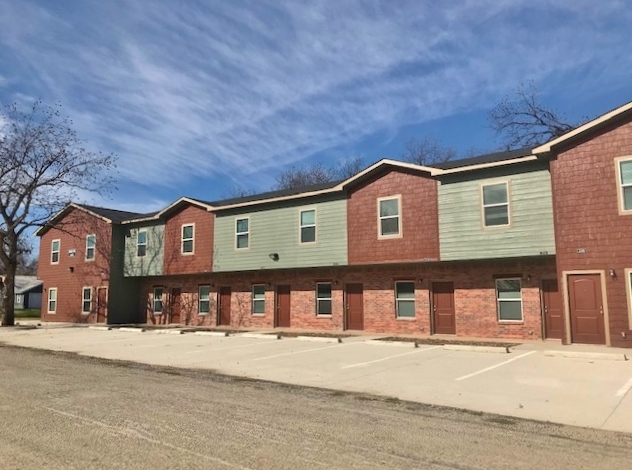 Comanche Townhomes in Comanche, TX - Building Photo