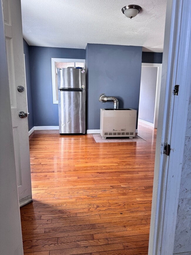 18 Hall St, Unit 3 in New Bedford, MA - Building Photo - Building Photo