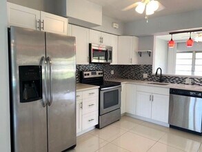 531 NW 38th St in Oakland Park, FL - Building Photo - Building Photo