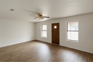 115 E Cone St in Gonzales, TX - Building Photo