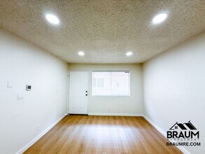 221 W Elm Ave in Burbank, CA - Building Photo - Building Photo