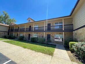 413 Lion Dr, Unit ALL in Leander, TX - Foto de edificio - Building Photo