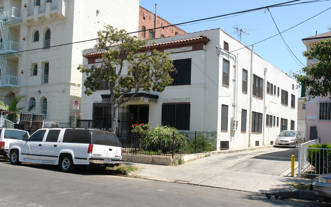 2860 Francis Ave in Los Angeles, CA - Building Photo