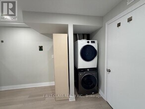 5323 Red Brush Dr in Mississauga, ON - Building Photo - Building Photo