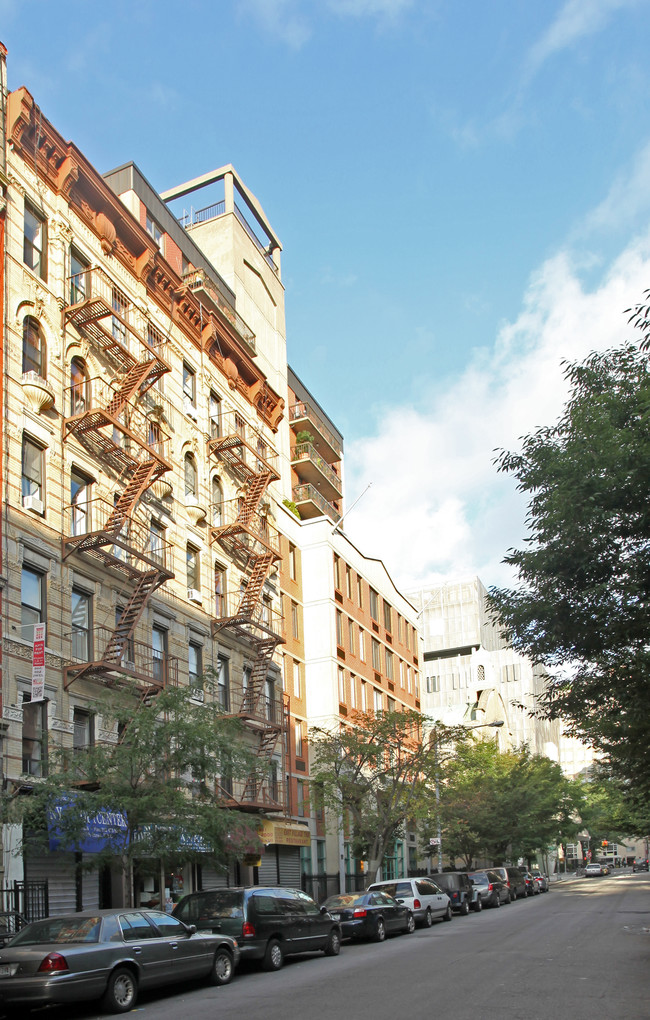 30 E 7th St in New York, NY - Foto de edificio - Building Photo