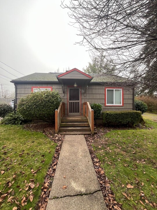 136 E 2nd St in Lowell, OR - Building Photo