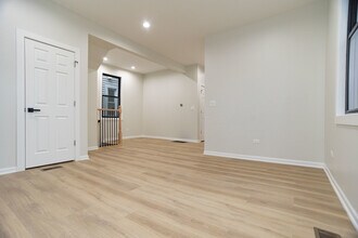 3111 N Oakley Ave in Chicago, IL - Building Photo - Building Photo