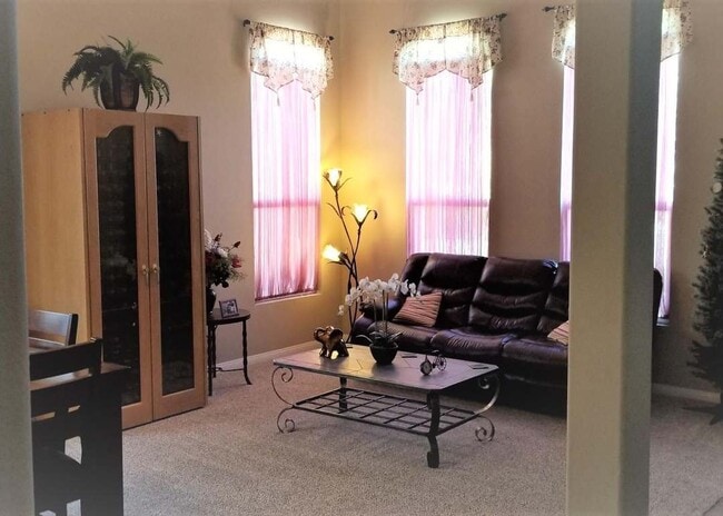 43891 42nd St W in Lancaster, CA - Foto de edificio - Building Photo