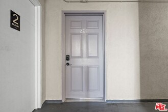 15286 Sutton St in Los Angeles, CA - Building Photo - Building Photo