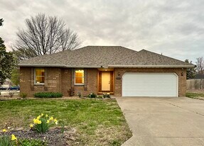 1349 E Cambridge St in Bolivar, MO - Building Photo