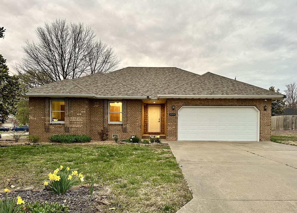 1349 E Cambridge St in Bolivar, MO - Building Photo