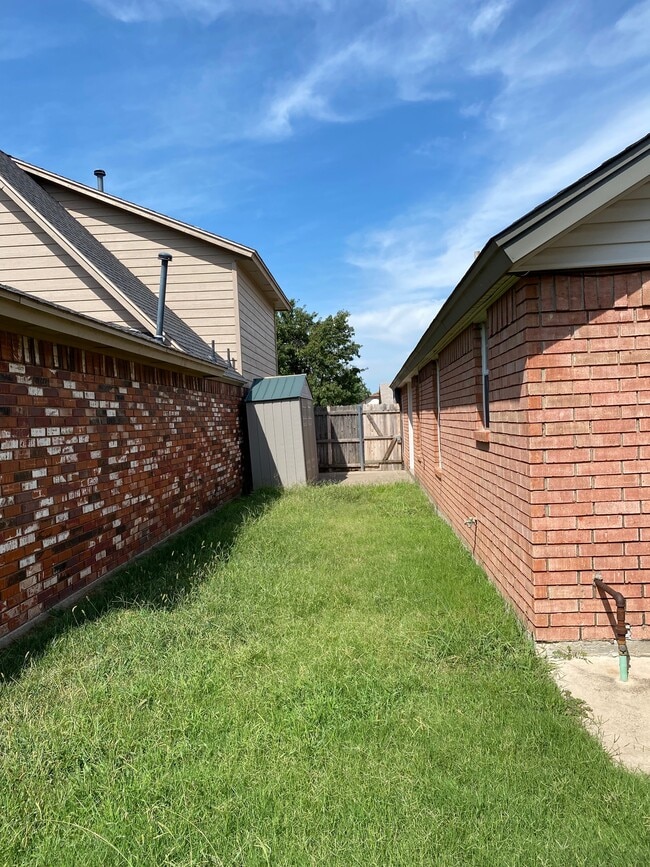 2122 Meench Dr in Moore, OK - Building Photo - Building Photo