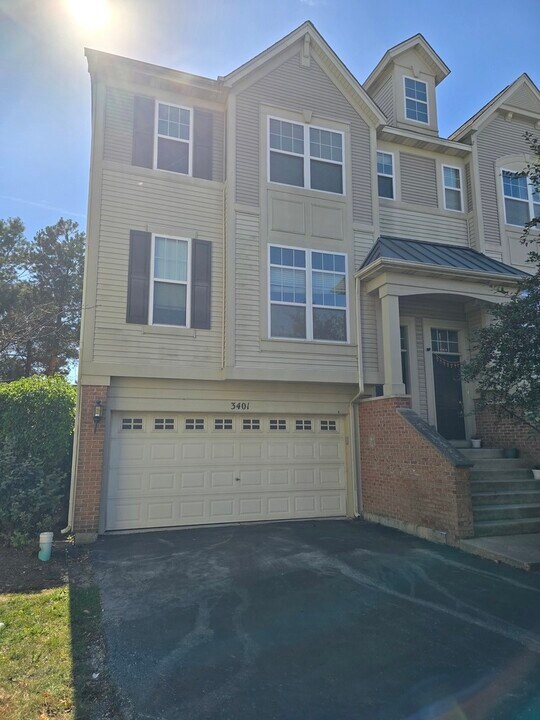 3401 Kentshire Cir in Aurora, IL - Building Photo