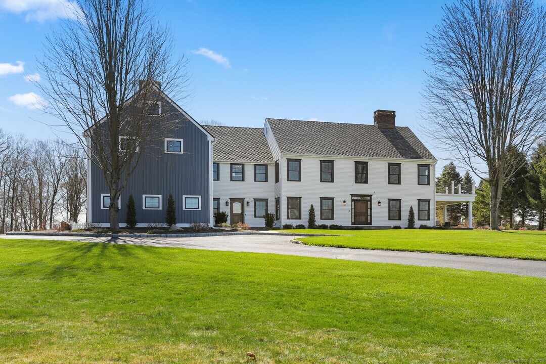 2 Meadows Edge in Redding, CT - Building Photo