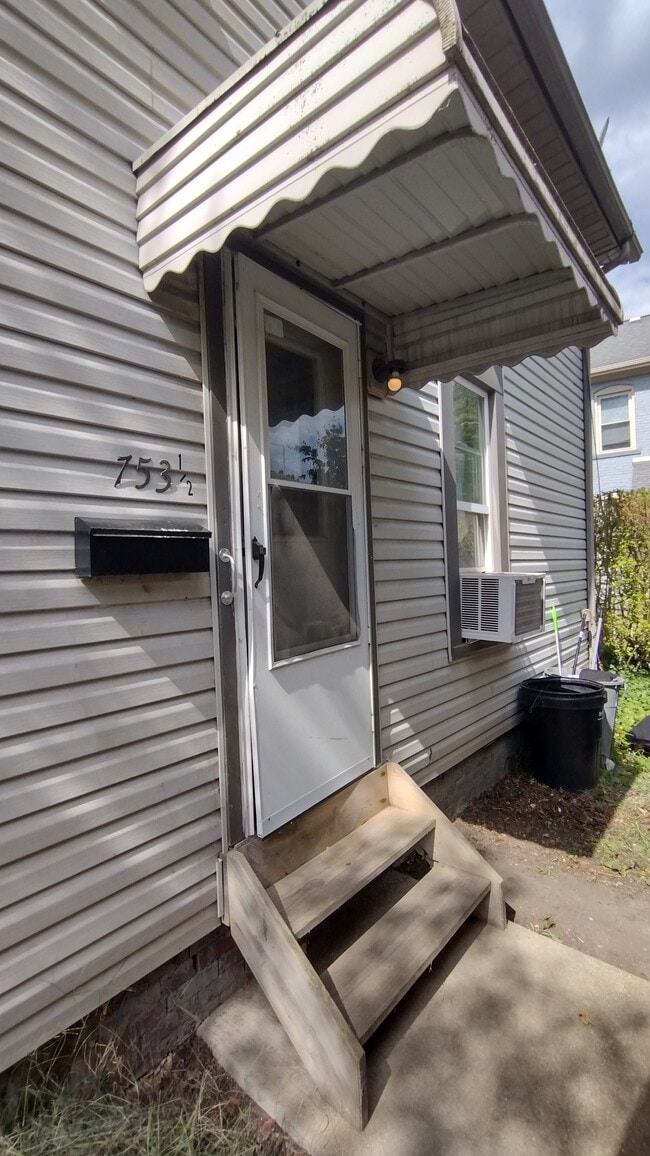 753 E High Ave in New Philadelphia, OH - Foto de edificio - Building Photo