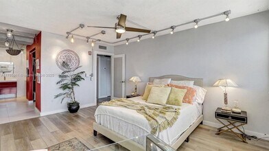 111 Golden Isles Dr, Unit G2 in Hallandale Beach, FL - Foto de edificio - Building Photo