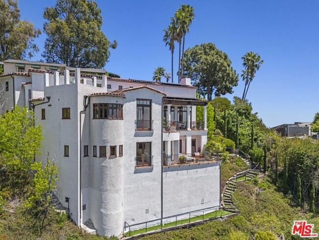 1381 Summitridge Dr in Beverly Hills, CA - Building Photo - Building Photo