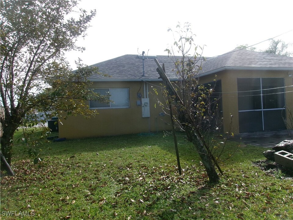 634 SE 9th Ave in Cape Coral, FL - Foto de edificio