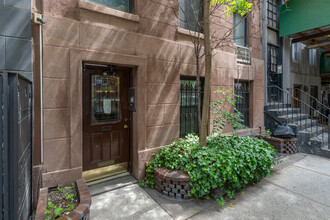 233 E 35th St in New York, NY - Building Photo - Building Photo