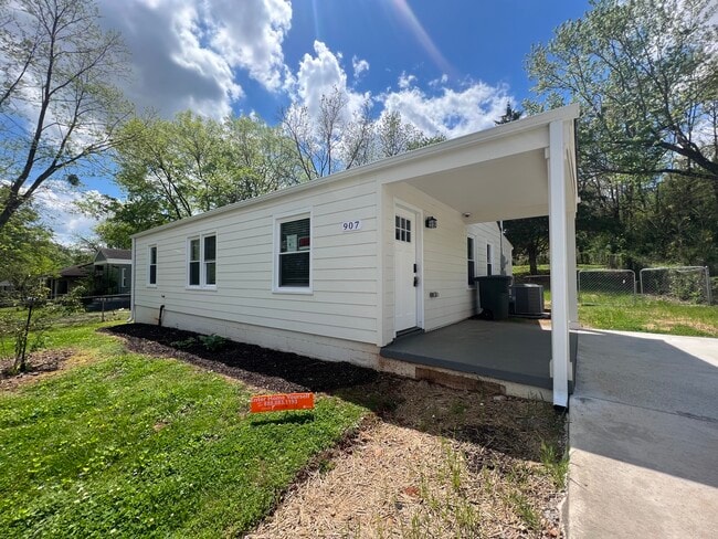 907 Fairway Dr NW