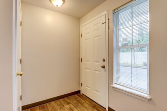 Sherman Street Apartments-LSM-099 in Portland, OR - Building Photo - Interior Photo