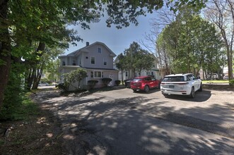 211 Montowese St in Branford, CT - Foto de edificio - Building Photo