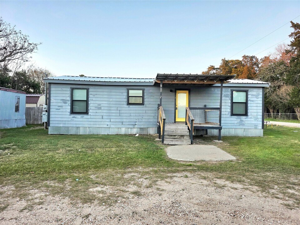 208 Cemetery Rd in Willis, TX - Building Photo