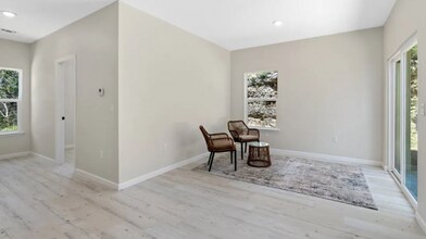 739 Lakebreeze Dr in Canyon Lake, TX - Foto de edificio - Building Photo