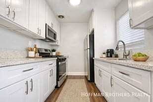 5716 La Mirada Ave, Unit 3 in Los Angeles, CA - Building Photo
