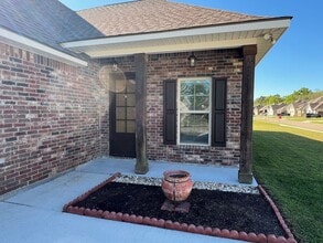 9922 Stratford Dr in Denham Springs, LA - Building Photo - Building Photo
