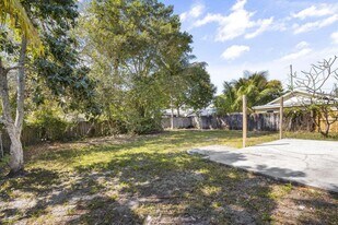 1651 Suwanee Dr in West Palm Beach, FL - Building Photo