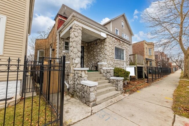 property at 7423 S St Lawrence Ave