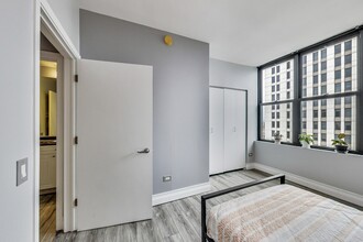 615 W Randolph St, Unit 45L in Chicago, IL - Building Photo - Building Photo