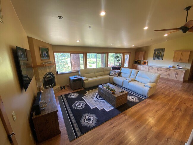 1640 Black Bart Ct in South Lake Tahoe, CA - Building Photo - Building Photo