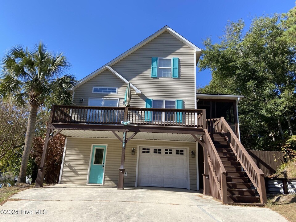 311 Cape Lookout Loop in Emerald Isle, NC - Foto de edificio