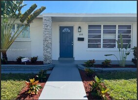 320 SW 7th Ct in Hallandale Beach, FL - Building Photo