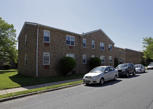 Hunter's Ridge Apartments in Staten Island, NY - Building Photo - Building Photo