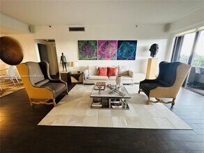 201 Crandon Blvd, Unit 402 in Key Biscayne, FL - Foto de edificio - Building Photo