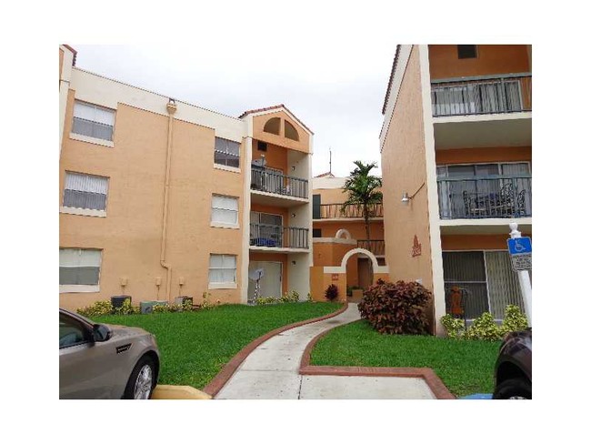 6272 NW 186th St, Unit 301 in Hialeah, FL - Foto de edificio - Building Photo