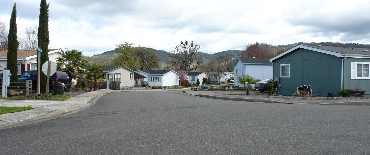 239 River Place Dr in Roseburg, OR - Building Photo