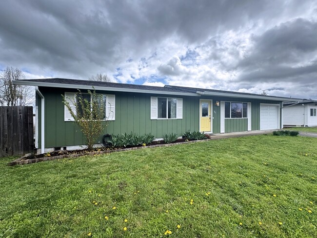 410 Crona St in Junction City, OR - Building Photo - Building Photo