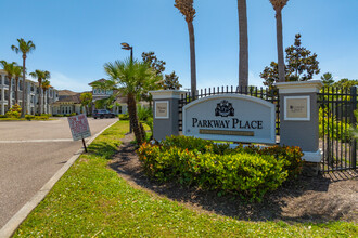Parkway Place in Melbourne, FL - Building Photo - Building Photo