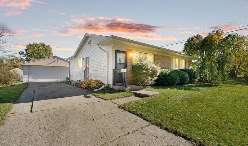 4709 Stillwell Ave in Lansing, MI - Building Photo