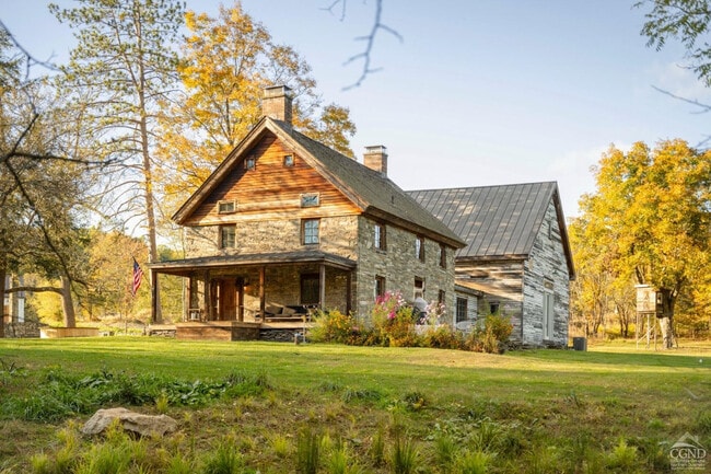property at 40 Hellbrook Ln