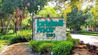 2201 Brickell Ave in Miami, FL - Building Photo