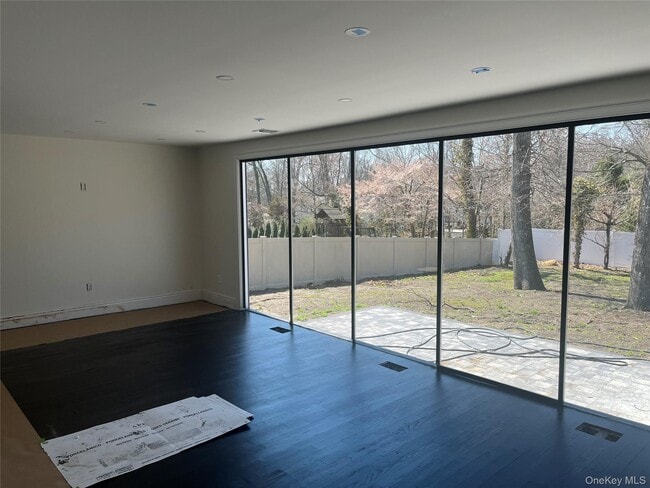 28 McCulloch Dr in Dix Hills, NY - Building Photo - Building Photo