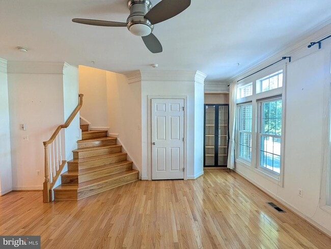 property at 822 W Glebe Rd