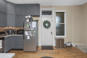 2050 N Bissell St, Unit 2 in Chicago, IL - Building Photo - Building Photo