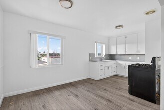 216 E Burnett St in Long Beach, CA - Building Photo - Building Photo